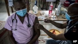Seorang dokter menerima suntikan vaksin buatan Johnson & Johnson di sebuah rumah sakit di Klerksdorp, Afrika Selatan, 18 Februari 2021.