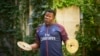 Koffi Kwanhulé lors de son spectacle Ezechiel et les bruits de l'ombre, durant la 71e édition du Festival d'Avignon, France, le 7 juillet 2017.