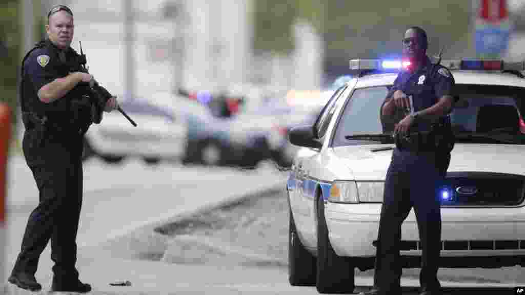 Des policiers devant l'aéroport international de Fort Lauderdale-Hollywood, le 6 janvier 2017.
