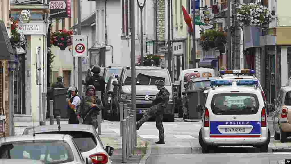 Les forces de l'ordre et les secours déployés à Saint-Etienne-du-Rouvray après l'attentat, le 26 juillet 2016.