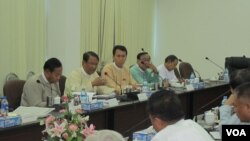 ပြည်သူ့လွှတ်တော်ဘဏ်များနဲ့ငွေကြေးဆိုင်ရာ ဖွံ့ဖြိုးတိုးတက်ရေးကော်မတီနဲ့ ပုဂ္ဂလိကဘဏ်များမှ တာဝန်ရှိသူများ ဗဟိုဘဏ်ဥပဒေမူကြမ်းကိစ္စ ဆွေးနွေးစဉ်။ (နိုဝင်ဘာလ၊ ၂၀၁၂။ ဓာတ်ပုံ အောင်ရဲမောင်မောင်/ဗွီအိုအေ(မြန်မာဌာန)) 
