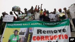 Des Nigérians manifestant contre la corruption 