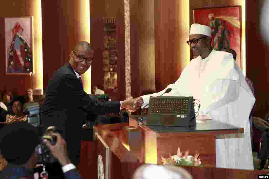 Ministan Cinikayya Da Kasuwanci Da Kuma Masana'antu Okechukwu Enelamah Suna Gaisawa Da Shugaba Buhari.