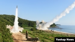 지난 2017년 7월 북한의 장거리 탄도미사일 발사에 대응해 미군과 한국군이 동해안에서 실시한 합동 미사일 타격훈련에서 한국군 현무-2A 탄도미사일(왼쪽)과 주한미군 에이태킴스(ATACMS) 전술탄도미사일이 동시에 발사됐다.