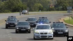 A comitiva que acompanhou Nelson Mandela de regresso a casa, no domingo