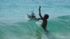Menino brincando no mar, Cabo Verde