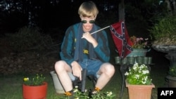Foto Dylann Roof dari website Lastrhodesian.com allegedly shows Dylann Roof. Website ini yang ditemukan setelah terjadinya penembakan di Charleston juga menampilkan manifesto supremasi kulit putih.
