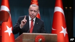 Presiden Turki Recep Tayyip Erdogan berbicara di Ankara, Senin (6/5).