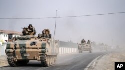 Des chars et des véhicules blindés de l'armée turque se déplacent vers la frontière syrienne dans Karkamış, Turquie, 25 août 2016.