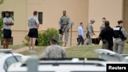 Las investigaciones continuaron el viernes en la base aérea Lackland en San Antonio, Texas.