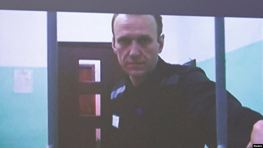 ARCHIVO- El político opositor ruso Alexei Navalny aparece en un enlace de video desde la colonia penal IK-6 en la región de Vladimir, durante una audiencia judicial, el 26 de septiembre de 2023.
