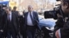 El senador Bob Menéndez, demócrata por Nueva Jersey, llega al tribunal federal de Manhattan el lunes 11 de marzo de 2024 en Nueva York. Junto a su esposa Nadine, está acusado de conspirar para aceptar sobornos a cambio de ayudar en proyectos llevados a cabo por los empresarios.