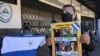 Un activista sostiene un cartel con un mensaje que lee: “Liberen a los sacerdotes” e imágenes del clero encarcelado por el gobierno de Daniel Ortega, durante una protesta frente a la embajada de Nicaragua, en San José, Costa Rica, el 20 de febrero de 2023