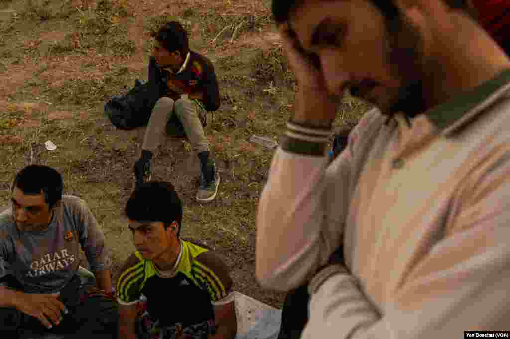 باوجودیکه ترکیه می‌گوید که پناهجویان را اخراج نمی‌کند اما پناهجویان افغان تردید دارند و به این باور اند که در صورت دستگیر شدن، در مراکز اخراج منتقل شده و بدون در نظر داشت وضعیت در افغانستان و توجه به هرگونه سیاست رسمی به ایران بازگردانده شوند.