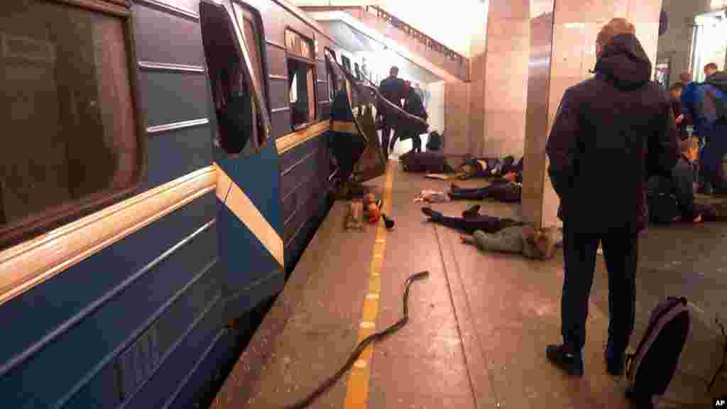 Des victimes au sol près du train qui a été frappé par l'explosion, Saint-Pétersbourg, Russie, le 3 avril 2017.