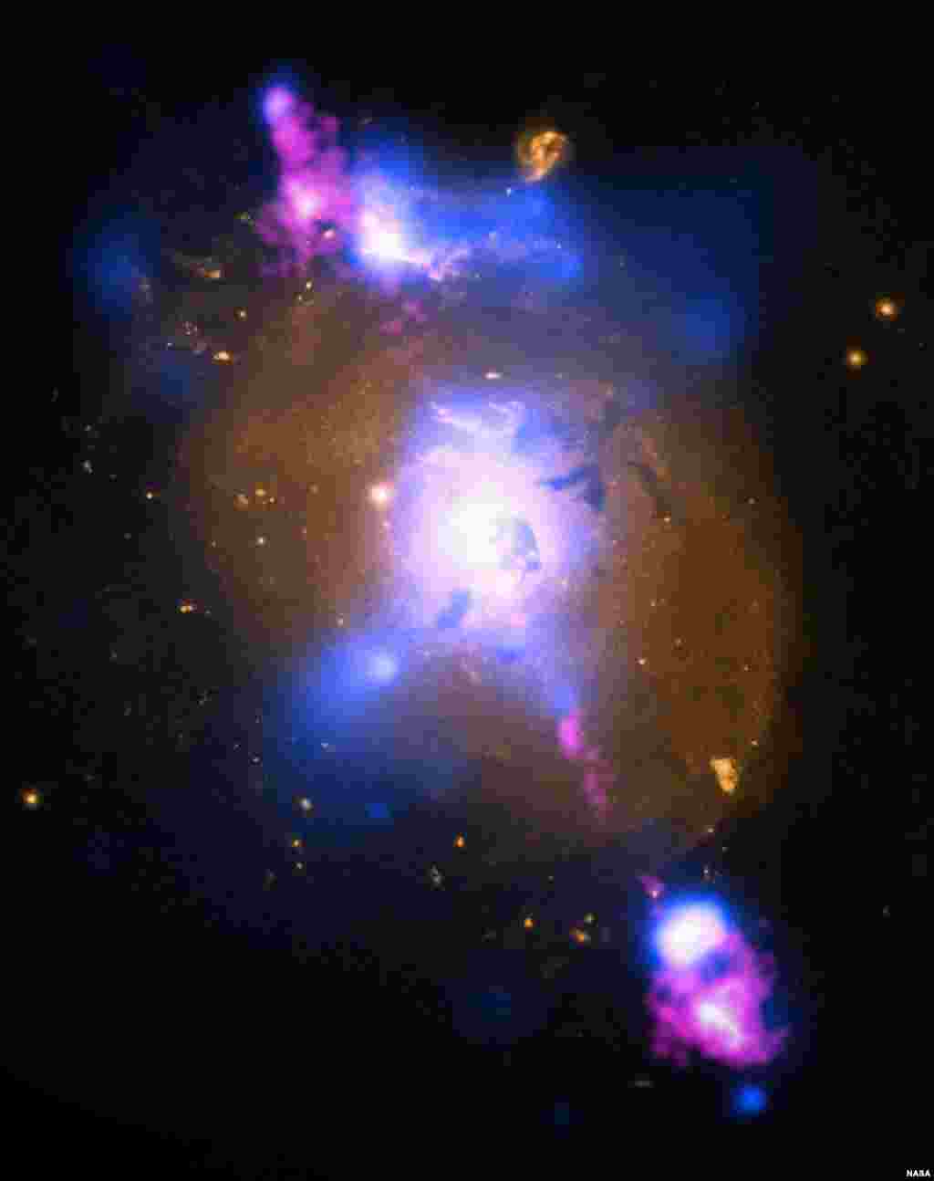 Gabungan gambar sebuah galaksi memperlihatkan bagaimana tingkat gaya tarik yang terus menerus dari sebuah lubang hitam yang sangat besar bisa dikendalikan untuk menghasilkan daya yang sangat besar (foto: NASA).