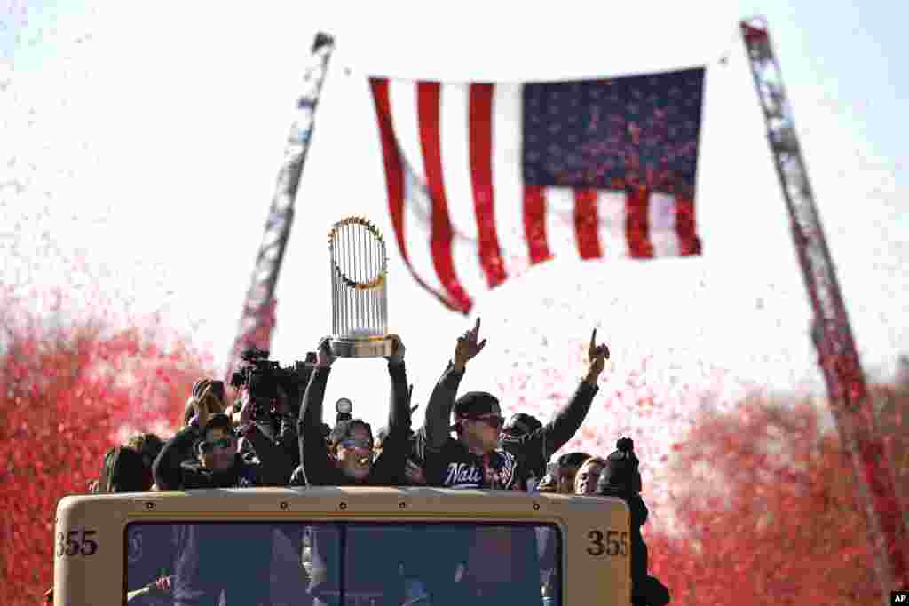 Mike Rizzo muestra el trofeo a los miles de asistentes que llegaron a la ciudad capital para festejar junto a su equipo, los Nacionales de Washington.