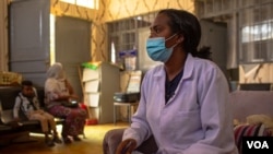 Mihira Redae, assistante sociale à l'hôpital Ayder Referral, aide les victimes de viol à se faire soigner pour leurs blessures, maladies et traumatismes psychologiques, à Mekelle, Ethiopie, le 8 juin 2021 (Yan Boechat/VOA). 