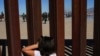 Una niña observa a los agentes de la Patrulla Fronteriza de EE.UU. que realizan un ejercicio de capacitación en la cerca fronteriza entre Ciudad Juárez, México y Sunland Park, EE.UU.