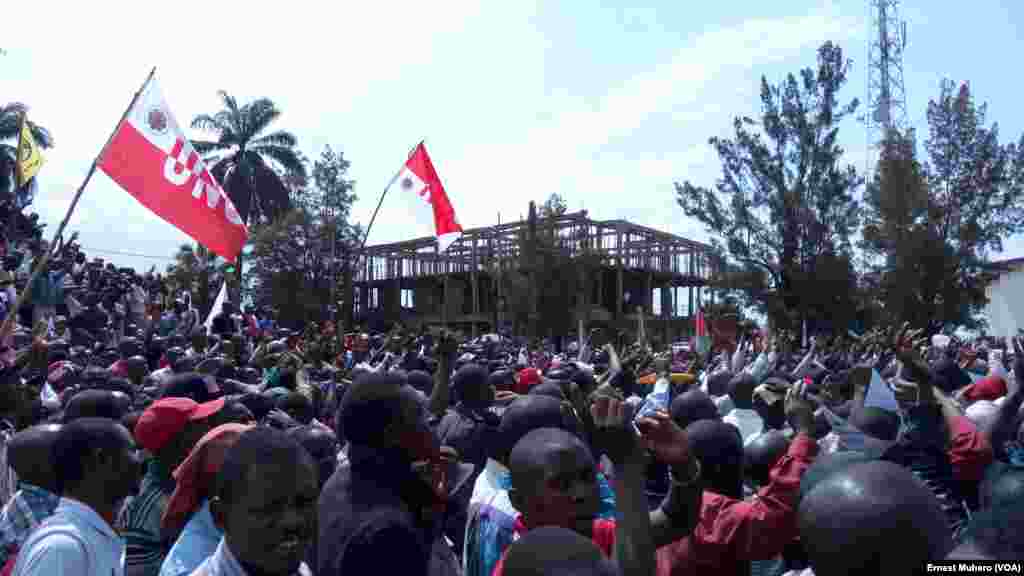 Des manifestants lèvent le doigt pour dire non à un 3e mandat du président Joseph Kabila, à Bukavu, Sud-Kivu, 26 mai 2016. VOA / Ernest Muhero 