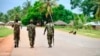 Des soldats de l'armée mozambicaine patrouillent dans les rues à la suite d'une attaque à Mocimboa da Praia, au Mozambique le 7 mars 2018.