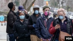 En Milwaukee, la ciudad más grandes del estado, solo cinco de los 180 centros de votación abrieron, con algunos votantes forzados a hacer fila por más de dos horas y media para emitir su voto.