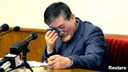 ARSIP - Seseorang yang mengaku bernama Kim Dong Chul, seorang warga naturalisasi AS ditangkap Korea Utara pada bulan Oktober dalam sebuah konferensi pers. Pyongyang, Korea Utara (25/3) (foto: KCNA via Reuters).