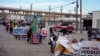 Manifestantes marchan para exigir el fin de la política de inmigración llamada Título 42 y para apoyar los derechos de los migrantes que arriban a la frontera en el centro de El Paso, Texas, Estados Unidos, el 7 de enero de 2023.
