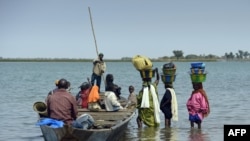 Residentes atravessam o rio Niger, perto de Segou, 240 quilómetros da Norte de Bamako. (arquivo)