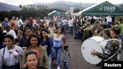 Venezolanos cruzan la frontera sobre el puente internacional Simon Bolivar en Cúcuta, Colombia.