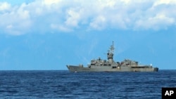 Kapal Angkatan Laut Taiwan Lan Yang terlihat dari geladak kapal militer China saat latihan militer pada Jumat, 5 Agustus 2022. (Foto: via AP)
