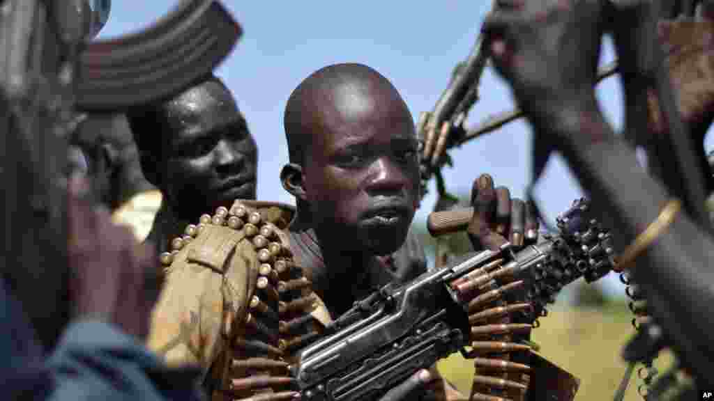 Des soldats du gouvernement du Soudan du Sud déployés à Koch, Etat de l’Unité où deux autres de leurs compagnons ont été tués dans des affrontements avec des rebelles, 25 septembre 2015. (AP Photo/Jason Patinkin).
