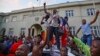 Zimbabwe: les alternances africaines ont parfois besoin d'un coup de pouce, selon les experts