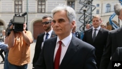 Kanselir Austria, Werner Faymann, mengundurkan dir dari semua jabatannya (AP Photo/Ronald Zak)