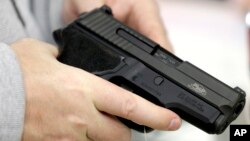 Legisladores estadounidenses no logran avanzar en la discusión de la tenencia de armas.