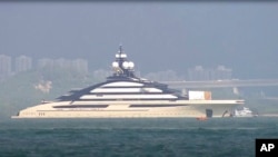 这张由TVB播放的视频片段中截屏图像中，价值超过5亿美元的巨型游艇“北方号”2022年10月7日停靠在香港维多利亚港外。（美联社照片）