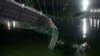 La foto muestra un sector dañado del puente de suspensión después de desplomarse en el poblado de Morbi, India, el 30 de noviembre de 2022.