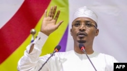 Mahamat Idriss Deby prêtAant serment en tant que président de transition du Tchad, à N'Djamena le 10 octobre 2022. (Photo by DENIS SASSOU GUEIPEUR / AFP)