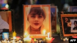 Peringatan untuk Mahsa Amini , yang meninggal dalam tahanan polisi moral Iran, di Los Angeles, 29 September 2022. (RINGO CHIU / AFP)