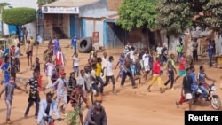 Watu wanaandamana huko Moundou, Chad, Oktoba 20, 2022. REUTERS
