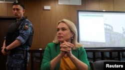 Mantan pegawai TV pemerintah Rusia Marina Ovsyannikova, menghadiri sidang pengadilan di Moskow, Rusia, 28 Juli 2022. (Foto: Reuters)