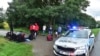 Polisi Ceko melakukan pemeriksaan acak di dekat perbatasan Ceko-Slovakia dan di jalan-jalan ramai di bagian pedalaman Republik Ceko. Polisi menahan 22 migran ilegal di Rohatec, Republik Ceko, 15 September 2022. (CTK via AP/Vaclav Salek)
