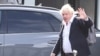 Mantan Perdana Menteri Inggris Boris Johnson berjalan di Bandara Gatwick dekat Kota London, Inggris, pada 22 Oktober 2022. (Foto: Reuters/Henry Nicholls)