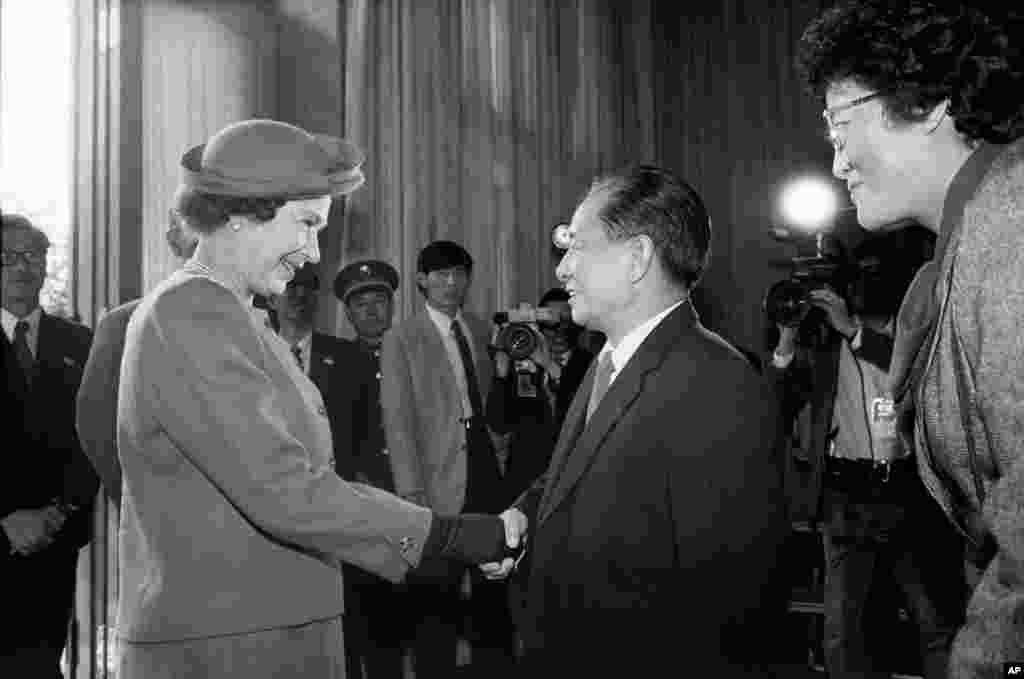 英国女王伊丽莎白二世1986年10月14日在北京与中国共产党总书记胡耀邦会面, 后来胡耀邦带领女王参观了中南海——昔日皇家园林,这是外宾的一种难得的荣誉。