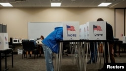 Les gens votent tôt pour les prochaines élections de mi-mandat à Las Cruces, Nouveau-Mexique, États-Unis, le 24 octobre 2022.