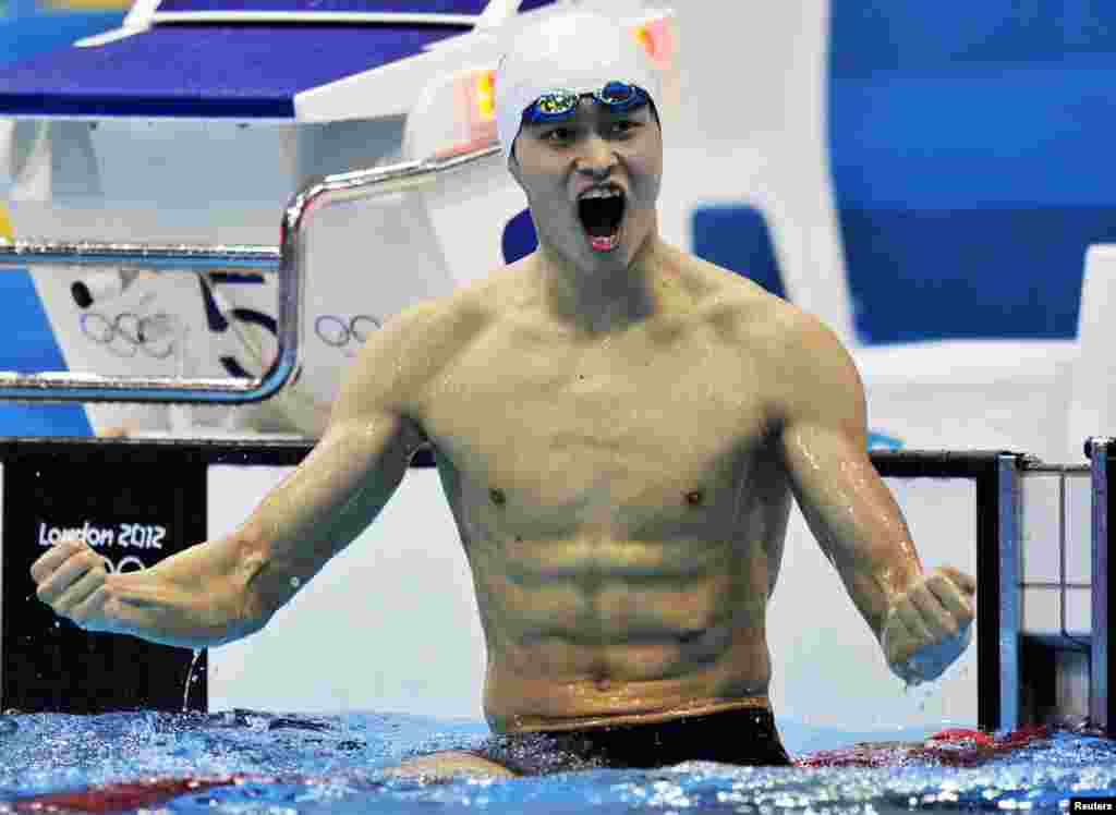 China's Sun Yang celebrates after winning the men's 400m freestyle final at the London 2012 Olympic Games at the Aquatics Centre July 28, 2012.