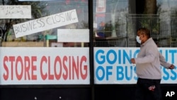 Aunque en total el desempleo se está reduciendo, hoy son miles los estadounidenses que no han encontrado trabajo por el cierre de empresas debido a la pandemia del coronavirus.