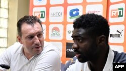 Le coach belge de la Côte d’Ivoire, Marc Wilonts, à gauche, et son adjoint Kolo Touré, lors d’un point de presse à Abidjan, 7 novembre 2017.