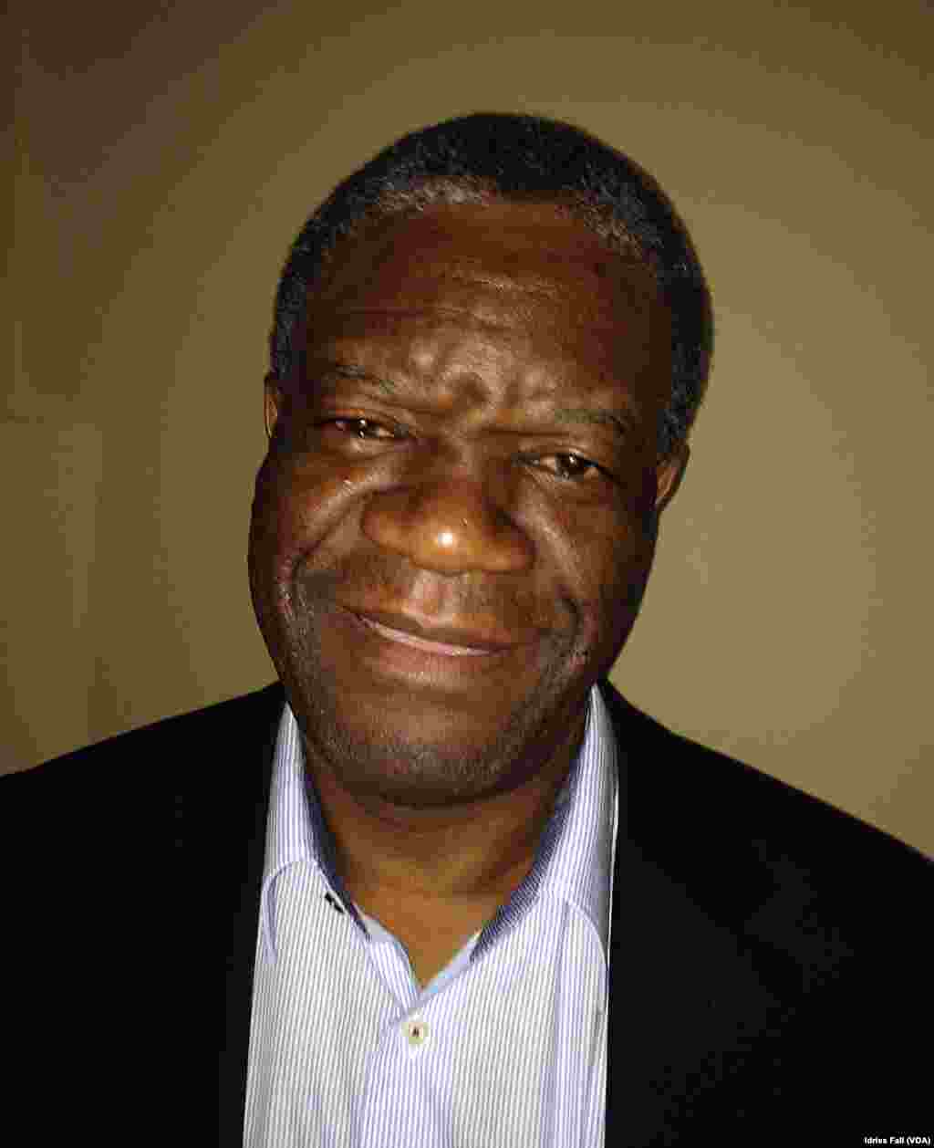Dr. Denis Mukwe, geynécologue-chirurgien congolais qui continue à réparer des centaines de milliers de femmes victimes de viols dans les conflits armés dans l’Est de la RDC, a reçu mardi le prix Sakharov 2014 pour les droits de l’homme.