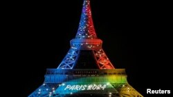 La tour Eiffel illuminée pour le lancement de la campagne internationale de Paris pour les JO 2024, à Paris, le 3 février 2017.